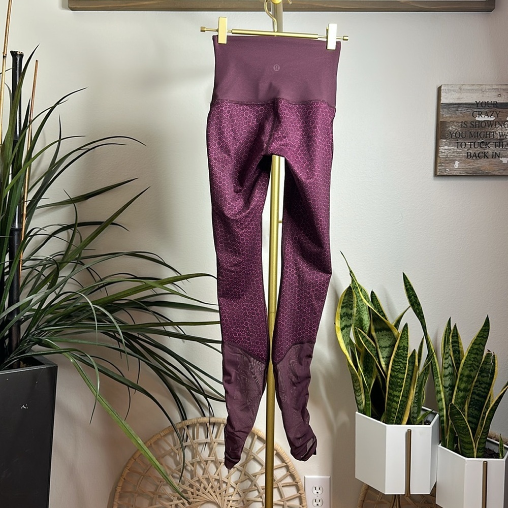 157. Lululemon Sweaty Endeavor Tight
Star Pixel Raspberry Bordeaux Drama - Picture 10 of 12